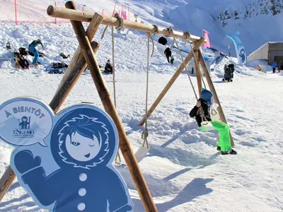 Kind auf der Schaukel im Kinderland © OT Valfréjus