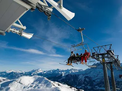 Skifahrer im Sessellift kurz vor der Bergstation © OT Montriond