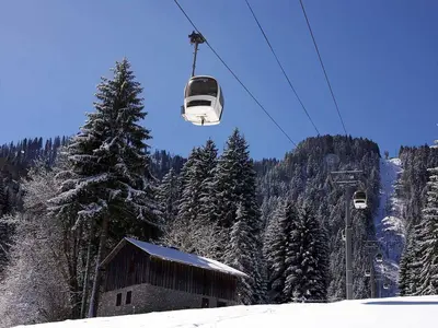 Gondel über einer Hütte © OT St. Jean d'Aulps