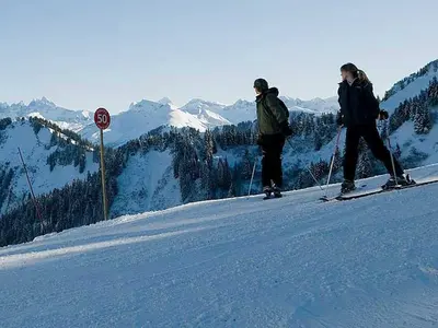 Zwei Skifahrer auf der Piste Nr. 50 © OT St. Jean d'Aulps