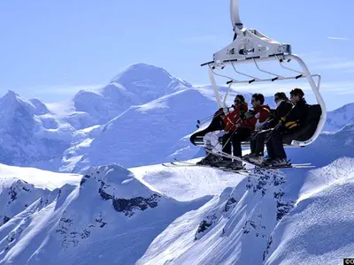 Wintersportler im Sessellift von Flaine mit Blick auf den Mont Blanc © OT Flaine