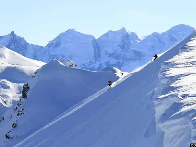 Skifahrer bei der Freeride-Abfahrt in Flaine © OT Flaine
