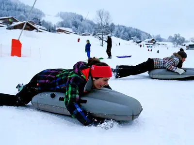 Wintersportler beim Airboarding in Les Carroz © Monica Dalmasso