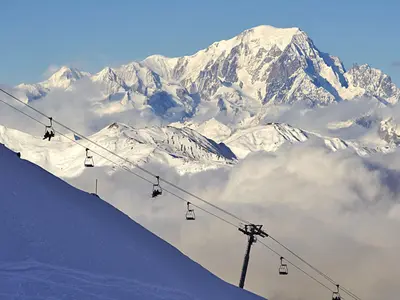 Sessellift vor imposanter Kulisse  © Courchevel Tourisme/David André