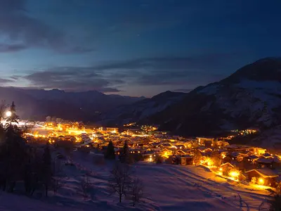 Das erleuchtete Courchevel bei Nacht © Courchevel Tourisme/Patrick Pachod