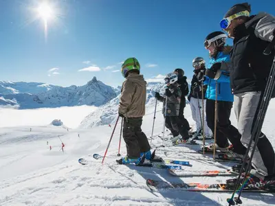 Skifahrer auf der Piste mit Bergpanorama © OT de Mèribel