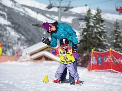 Frau mit Mädchen im Kinderland © OT de Mèribel