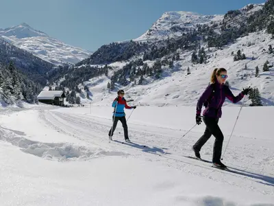 Zwei Frauen beim Langlauf © OT de Mèribel