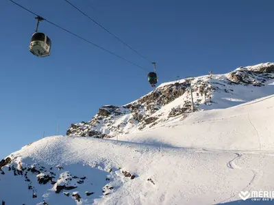 Zwei Gondeln über einer Piste © OT de Mèribel