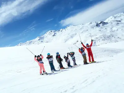 Eine Skischulgruppe hat Spaß am Berg © Alexis Brot