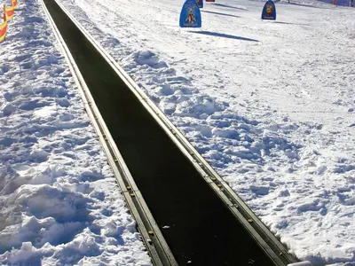 Zauberteppich im Kinderland © Comki via Wikimedia Commons