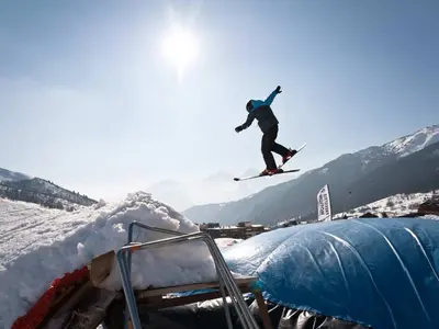 Skifahrer beim Big Air Jumpe © OT Saint François Longchamp & Montgellafrey