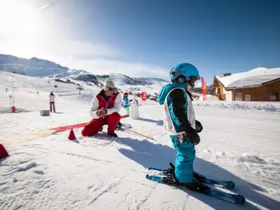 Kinder mit Skifahrer im Kinderland © OT Saint François Longchamp & Montgellafrey