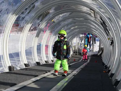 Kinder in einem Zaubertunnel © Corbier Tourisme_IMC