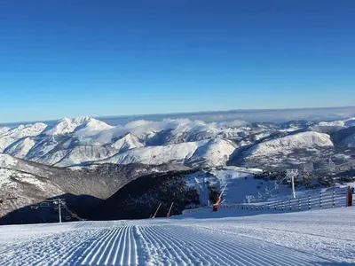 Blick ins Skigebiet  Ax 3 Domaines und auf eine der Abfahrten © Ax 3 Domaines