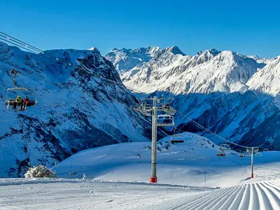 Blick auf Piste und Sessellift im Skigebiet von Pralognon-la-Vanoise © Office de Tourisme Pralognan-la-Vanoise