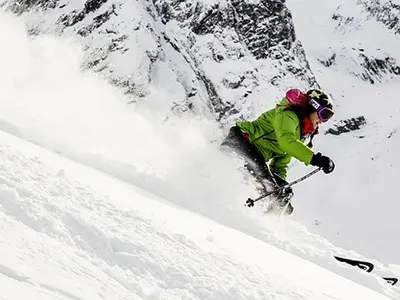 Skifahrerin bei der Abfahrt in Pralognan-la-Vanoise © Office de Tourisme Pralognan-la-Vanoise