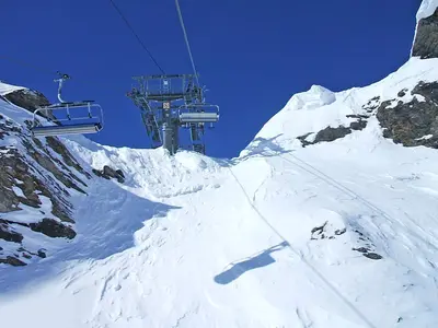 Piste und Sessellift © albanG, Wikimedia Commons (CC BY 3.0)