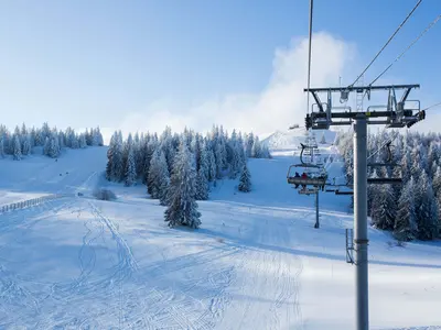 Sessellift und Pisten in Métabief © station-metabief.com