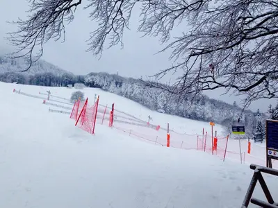 Schneebedeckte Abfahrt in Rouge Gazon © Rouge Gazon