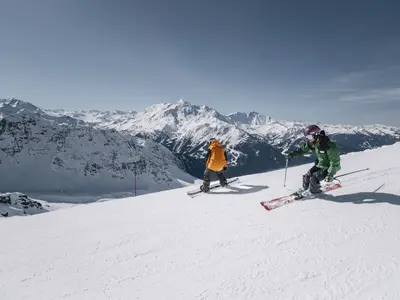 Skifahrer und Snowboarder in La Rosière © La Rosière / Tristan Shu