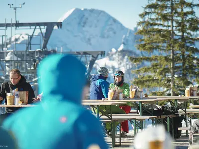 Skifahrer bei einer Pause im Skigebiet Spitzingsee-Tegernsee © Alpenbahnen Spitzingsee / Dietmar Denger