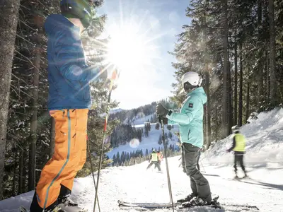 Skifahrer auf einer Piste in Spitzingsee-Tegernsee © Alpenbahnen Spitzingsee / Dietmar Denger