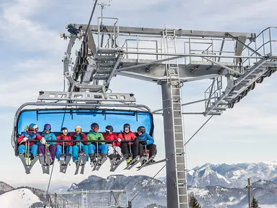 Voll besetzter Sessel der 8er-Sudelfeldkopfbahn im Skiparadies Sudelfeld © Bergbahnen Sudelfeld / Markus Mitterer