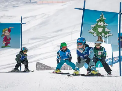 Kinder beim Skifahren im SnuKi Kinderland am Sudelfeld © Bergbahnen Sudelfeld / Dietmar Denger