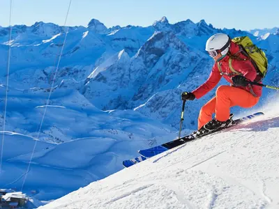 Sportlicher Skifahrer bei der Abfahrt am Nebelhorn © ok-bergbahnen.com
