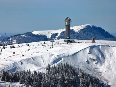 Blick auf das belebte Skigebiet © Liftverbund Feldberg / Achim Mende