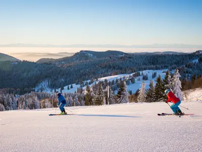 Skifahrer auf einer Abfahrt am Feldberg © Liftverbund Feldberg