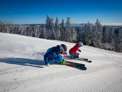 Zwei Skifahrer beim Carven am Feldberg © Liftverbund Feldberg