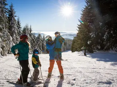 Familie beim Skifahren am Feldberg © Liftverbund Feldberg