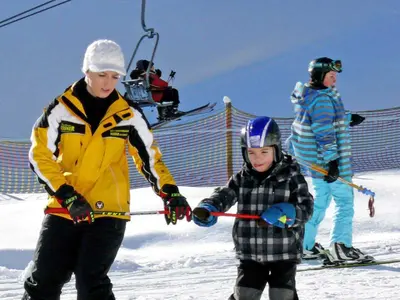 Skilehrer mit Kind © Skiarena Silbersattel Steinach