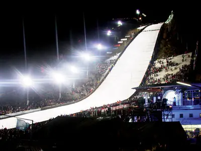 Mühlenkopfschanze in Willingen unter Flutlicht © Tourist-Information Willingen