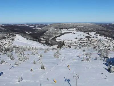 Blick auf das Skigebiet Willingen vom Hochheideturm © Skigebiet Willingen
