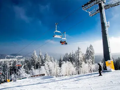 Fahrt mit dem Sessellift ins Skivergnügen Winterberg © Skiliftkarussell Winterberg