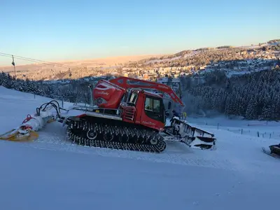 Pistenbully im Einsatz im Skigebiet Matthias-Schmidt-Berg © Alberti-Lift GmbH