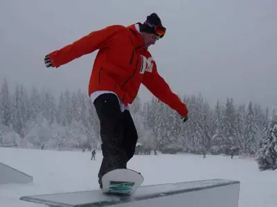 Snowboarder auf einen Rail im Snowpark Sonnenberg © Skigebiet Sonnenberg