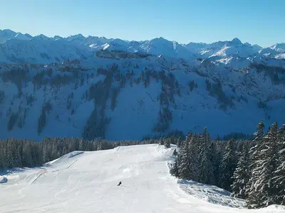 Blick auf einen Skifahrer auf einer breiten leeren Piste in Grasgehren © Skiparadies Grasgehren
