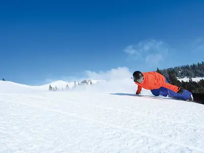 Snowboarder kurvt über die Piste in Grasgehren © Skiparadies Grasgehren