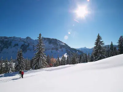 Blick auf zwei Winterwanderer in Grasgehren © Skiparadies Grasgehren