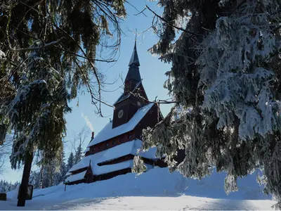 Schneebedeckte Kirche in Hahnenklee © ErlebnisBocksBerg