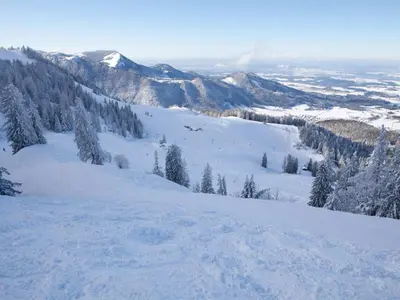 Blick von der Piste ins Tal © Kampenwandbahn