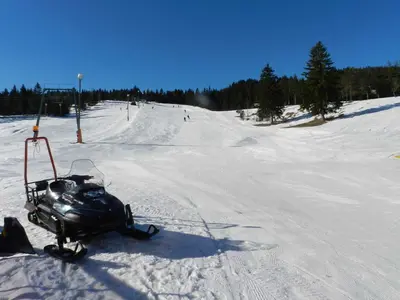 Blick auf die Piste mit Schneemobil © Skiparadies-Kranzberg