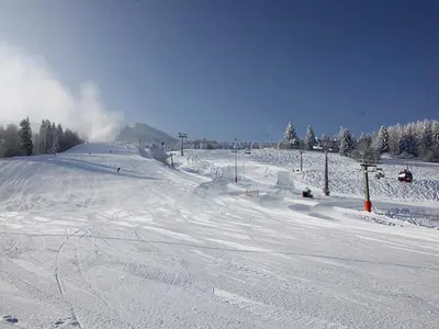 Blick auf die Piste und einen Sessellift im Skigebiet Alpspitzbahn Nesselwang © Alpspitzbahn GmbH und Co KG