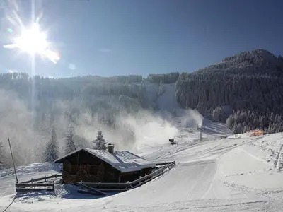 Blick auf Hütte und Schneekanone im verschneiten Skigebiet Alpspitzbahn Nesselwang © Alpspitzbahn GmbH und Co KG
