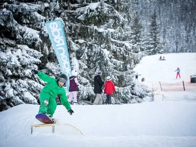 Kind mit Snowboard grindet über Rail im Kidspark Nesselwang © Alpspitzbahn GmbH und Co KG
