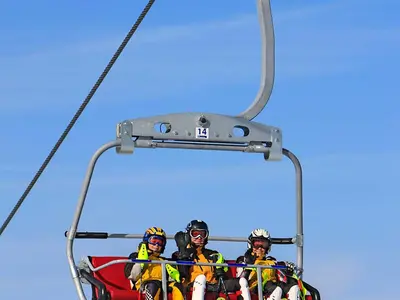 Drei Skifahrer im Sessellift Nesselwang © Alpspitzbahn GmbH und Co KG